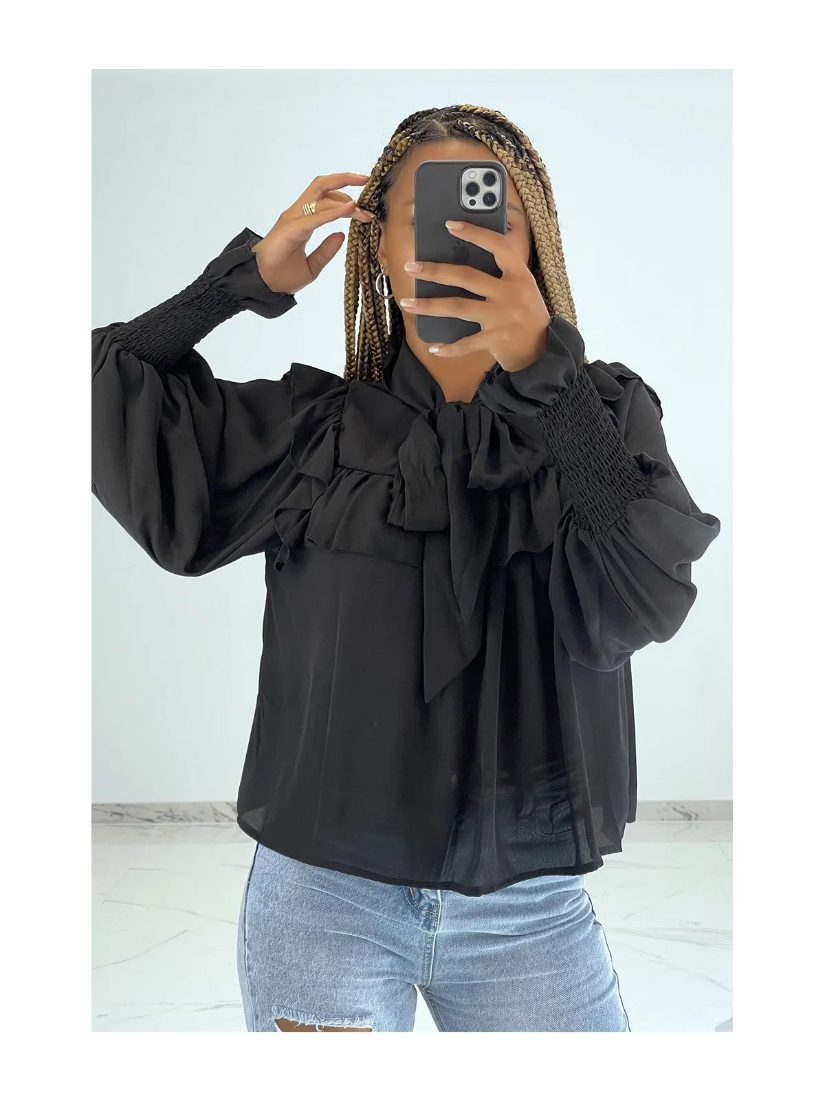 Blouse noir style classique à volants et manches bouffantes