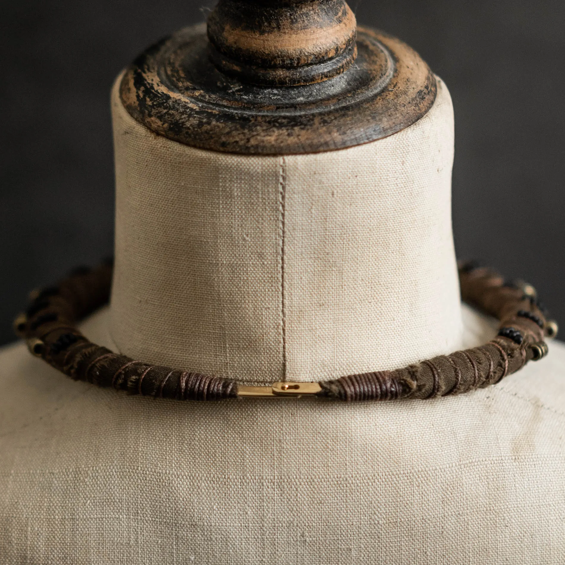 Collier tribal torque médaillon gravé en noyer Eirún