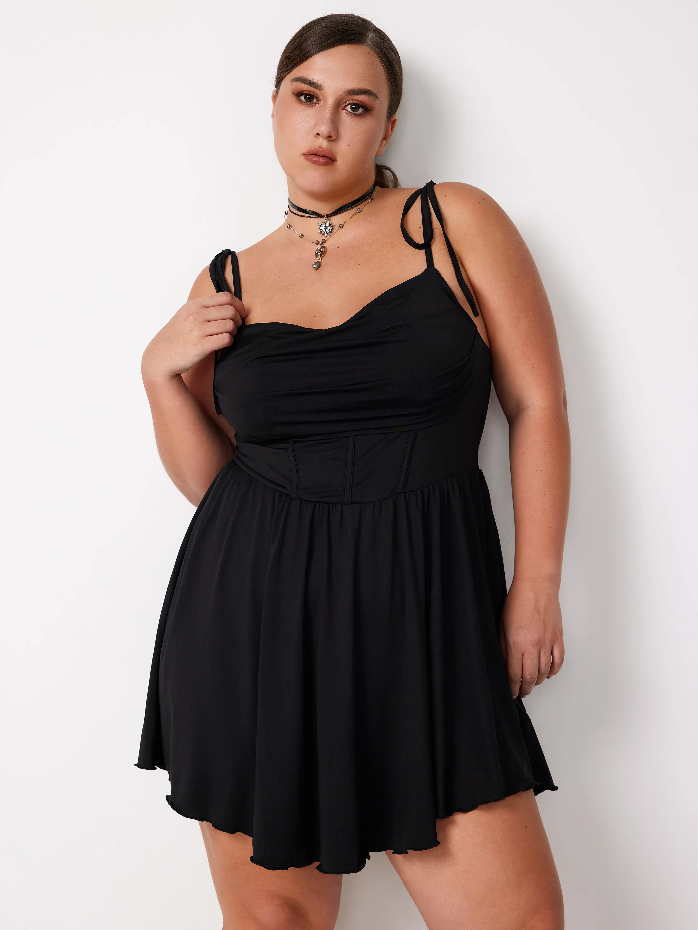Robe courte à volants nouée à corset col bénitier Curve & Plus