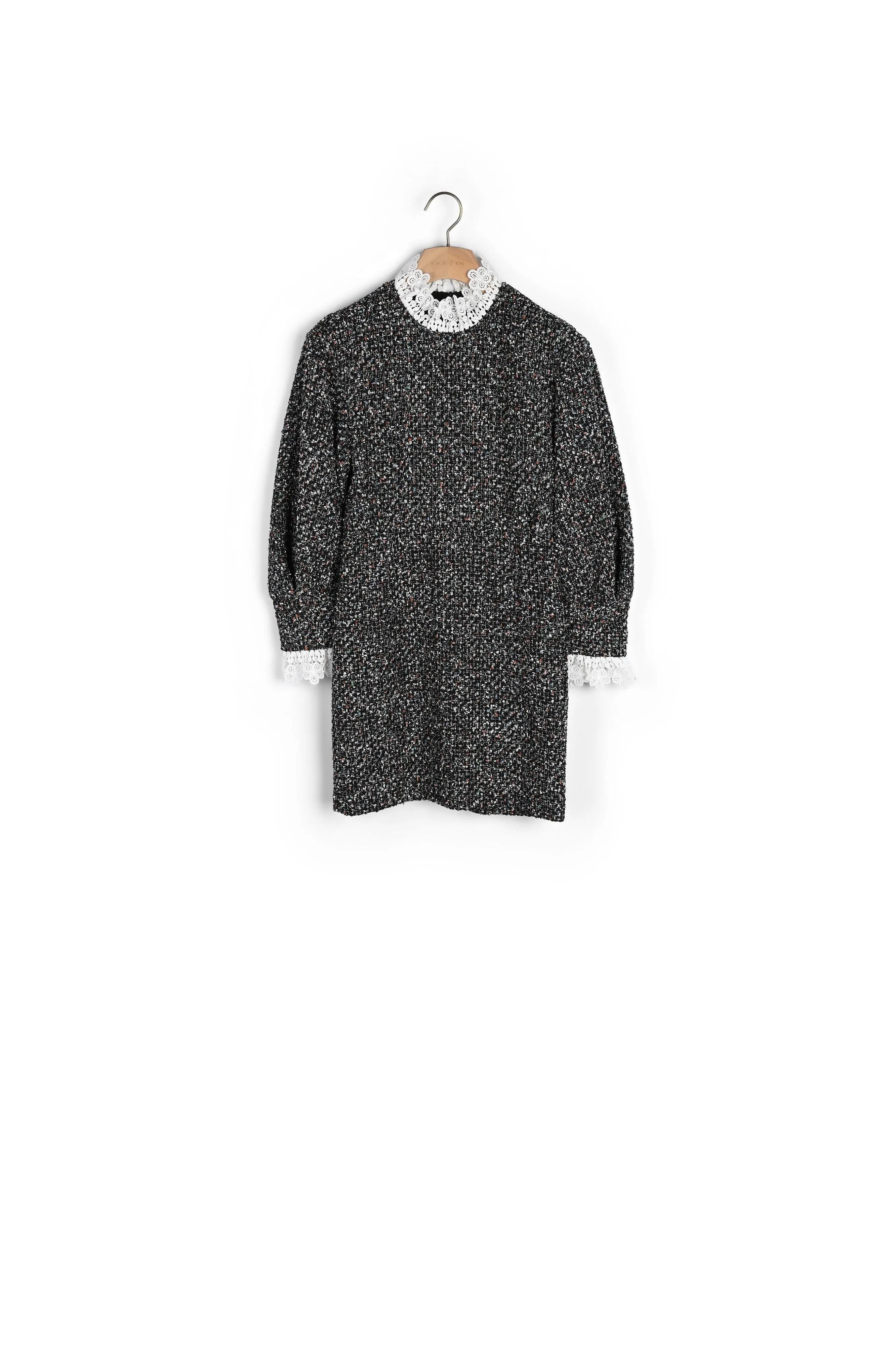 Robe en tweed à galon au col